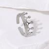 Anillo de acero inoxidable estilo Joker simple con apertura de estilo europeo y americano que no se desvanece y diseño de nicho chapado en oro de 18 quilates.