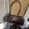 Bolsa de couro encerado de nicho coreana para mulheres, novo modelo 2026, toque de alta qualidade, bolsa baguette de ombro estilosa e moderna estilo biker