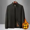 Chaqueta casual de chenilla, forrada de polar y con relleno de algodón grueso y cálido para otoño e invierno para hombres, una opción elegante de abrigo para padres y hombres de mediana edad.