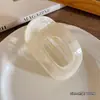 Um grampo de cabelo estiloso e versátil para mulheres, apresentando um design de bico de pato que não pressiona a parte de trás da cabeça, perfeito para criar penteados elegantes no outono e inverno.
