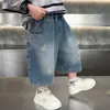 Shorts Jeans de Verão para Meninos 2026 Novo Estilo Calças Finas de Barra Reta de Comprimento Médio para Meninos Pequenos Calças Infantis Estilosas Tendência
