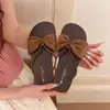 Simples e estilosas, adequadas para casa, férias, compras, versáteis, nicho 2026, não facilmente encontradas em outros estilos, sandálias de dedo femininas, laço 3D, tira entre os dedos