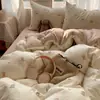Juego de ropa de cama de cuatro piezas de terciopelo de leche para otoño e invierno, funda de edredón de terciopelo coral gruesa de doble cara de una pieza, juego de tres piezas de sábana de franela