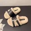 Sandálias estilosas de calçar, mostrando o seu bom gosto para decoração de casa.