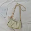 Bolsa de Nube Rosa Plisada Suave con Diseño de Nicho, Bolso Cruzado para Debajo del Brazo, Versátil para el Viaje Diario, Bolso de Hombro Texturizado
