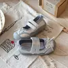 Sandálias Infantis 2026 Verão Novo Estilo Tênis Princesa Fechados para Crianças Sapatos de Tela com Laço de Rede Solado Macio