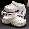 Tamancos Novos Estilo Qidashun Espessos de Camada Dupla, Sapatos de Jardim de Verão para Mulheres, Sapatos para Derrapagem, Sapatos de Praia de Salto Alto Atacado