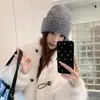 Gorro de Punto Cálido Estilo Coreano con Bordado de Letras para Mujer Sentido del Diseño Gorro de Lana Engrosado Transpirable Protección para los Oídos Cubre Cabeza Beanie