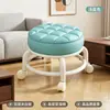 Popular taburete pequeño con ruedas giratorias para uso doméstico, taburete bajo de acrílico con ruedas, una herramienta práctica para cuidar a los niños en la sala de estar, asiento móvil para trabajos de costura