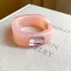 Pulsera redonda abierta de resina de borde ancho europea y americana, inspirada en la dopamina, fresca y versátil, joyería de nicho de alta gama para mujer