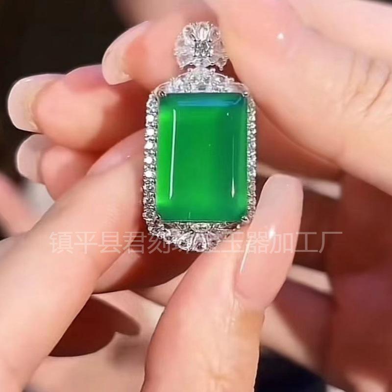 玉髓无事牌吊坠