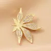 Nova Broche de Design de Nicho Estilo Coreano Cravejado de Diamante Simples Moda Planta Bordo Pinos Decorativos para Camisa Terno Corsage