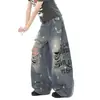 Calça jeans americana retrô com aspecto desgastado, salpicos de tinta e detalhes rasgados, nova coleção de primavera para mulheres, apresentando um design moderno e ousado com estampas de letras e estilo comprimento total.