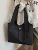 Bolso de nailon de color sólido, retro, casual, versátil, resistente al agua para el invierno de 2026, nuevo estilo para el día a día con un toque de alta gama, bandolera
