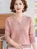 Malhas de outono da moda e estilosas para mães, novos modelos de blusas 2026 para mulheres de meia-idade, camisas base jacquard para mulheres de meia-idade e idosas