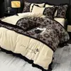 Conjunto de cama de quatro peças em pelúcia de pelo de coelho grau A, estilo lençol de baixo com elástico de veludo de leite, inverno, forrado com fleece e espessado, novo design de fleece de coral
