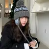 Gorro de Bola de Pelo Engrosado del Noreste Invierno Patrón de Oso Encaje Lindo Cierre de Cordones Protección para Orejas Gorro Tejido Exterior a Prueba de Frío Gorro Lei Feng para Mujeres
