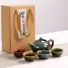 Conjunto de chá em cerâmica esmaltada em forno com esmalte colorido e texturizado, apresentando uma chaleira e quatro xícaras, apresentado em uma caixa de presente, adequado para cerimônias de chá e como presente para uma xícara