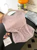 Colete Tricotado Feminino com Gola Redonda e Recortes Estilo Coreano, Novo Estilo Verão 2026, Caimento Solto, Ajuste na Cintura, Para Usar em Camadas, Top Base Estiloso