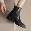 Outono/Inverno 2026 Novas Botas de Combate Retrô com Salto Grosso e Solado Espesso para Mulheres Baixas Botas Elásticas Afuniladas com Salto Grosso Botas Chelsea