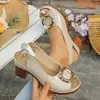 Sandalias de Tacón Grueso con Punta Abierta de Nuevo Tamaño Grande Transfronterizas para Mujer, Estilo Europeo y Americano, Charol, Hebilla Metálica, Sandalias de Moda con Tacón Grueso