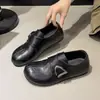 Sapatilhas de bico dividido, sapatos pequenos de couro com fivelas de metal, outono de 2026, mocassins de calçar, estilo britânico e coreano da moda, preto