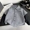 Camisa Xadrez Infantil Primavera e Outono 2026 Novo Estilo Camisa Infantil Falsa de Duas Peças Jaqueta Fina Roupa Casual Infantil Manga Longa