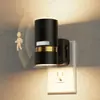 Luz noturna com sensor de movimento, modelo de tomada GY171, cilíndrica com acabamento dourado, simula arandela, para banheiro de hóspedes, acende quando alguém se aproxima