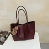 Bolso bandolera de un solo hombro para mujer, nuevo bolso de axila, sensación de alta gama, bolso cuadrado pequeño para salir, bolso de mano de moda con diseño plisado de felpa