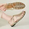 Sandalias de playa planas huecas con tira tejida, nuevo modelo de verano, suela suave, cómodas, sandalias romanas de una tira con hebilla, elegantes E2038-4