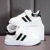 Nova coleção primavera e outono 2025: tênis de couro para meninas com fechos de velcro, branco, sola macia, antiderrapante e adequado para uso casual e esportes