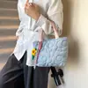 Chaqueta de Plumas de Moda para Llevar en la Mano Bolso Tipo Cubo de Gran Capacidad Primavera 2025 Nuevo Moda Coreana Bolso de Hombro Casual de Moda