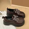 Novos mocassins de tira única com sola grossa e laço 2026 sapatos de couro preto para mulheres, sapatos para o trabalho, sapatos de outono que aumentam a altura