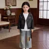Fábrica de origen ropa exterior para niños nueva colección primavera y otoño estilo genial de motocicleta chaqueta de cuero MDD con solapa grande y cremallera para niñas 202
