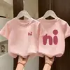 Roupa de verão infantil feminina de manga curta, camiseta infantil, top 100% algodão, novo estilo para bebê menina, gola redonda, estampa de letras, camiseta moderna e estilosa