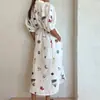 Roupas femininas transfronteiriças europeias e americanas de 2026: vestido longo confortável, de corte solto, estampado, com botões, amarração frontal e gola de lapela, perfeito para férias