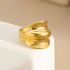 Anillo Geométrico Asimétrico de Metal Brillante Cóncavo y Convexo Ins Transfronterizo Europeo y Americano Anillo de Articulación Personalizado para Mujer