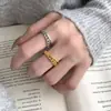 Anel de Dedo Indicador com Corrente e Cruz Elegante e Luxuoso para Mulheres, Anel Único com Design Vazado de Nicho, Anel Versátil Estilo Coreano