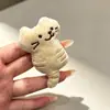 Broche de pelúcia fofo de desenho animado para mulheres, perfeito para outono e inverno, um acessório fresco e estiloso para bolsas, doce e simples, versátil e ideal para roupas e acessórios DIY