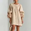 Moda femenina transfronteriza europea y americana 2026: Vestido corto de estilo francés, elegante, de color liso, con estampado floral tridimensional y mangas abullonadas