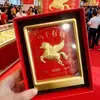 Oro Puro 999 Trae Riqueza Instantánea Exhibidor Nuevo Estilo Chino Conjunto Regalo de Negocios Marco de Fotos para el Hogar Adorno de Regalo