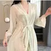 25202 Lindo robe de malha transparente, disponível em várias cores, com acabamento em renda, uma camisola robe pura e sedutora para mulheres