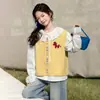 Conjunto de Outono Estilo Pastoral para Meninas 2026 Novo Conjunto de Três Peças com Camisa de Gola Boneca Botão Colorido e Calça Jeans para Crianças de Tamanho Médio e Grande