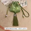 Um Sachê de Franja de Ameixa com Design Hanfu Estilo Chinês, Bordado com Flores de Ameixa, Adequado como Enfeite Suspenso para Carros ou como um Sachê Tradicional