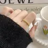 Anillo de Zirconia Estilo Chanel Vintage, Anillo Metálico Abierto Ajustable Minimalista Japonés y Coreano de Nicho, Joyería Fresca para Dedo Índice