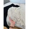 Camiseta de manga larga a rayas de estilo suave para mujer, primavera y otoño, cuello Henley, botones de concha, holgada, versátil, top de capa base
