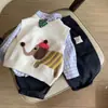 Conjunto de niño estilo coreano 2026 nueva colección primavera y otoño: conjunto de tres piezas de moda casual, chaleco de punto lindo y camiseta para bebé