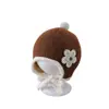Chapéus de bebê quentes para outono e inverno no atacado, chapéus de tricô com design floral estiloso para meninas, chapéus de proteção para as orelhas infantis versão coreana para comércio exterior