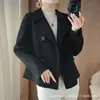 Abrigo corto de lana pura, simple y elegante, con solapa estilo traje y botones de doble botonadura, diseñado para disimular y estilizar la figura, un abrigo de lana indispensable para el lugar de trabajo.