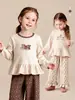Ropa Infantil Amila 2026 Nuevas Llegadas de Invierno Niñas Estampado de Dibujos Animados Ropa de Casa Conjunto de Pijama con Volantes para Niños